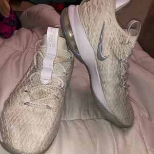 Nike Men’s Lebron XV Low Basketball Shoes